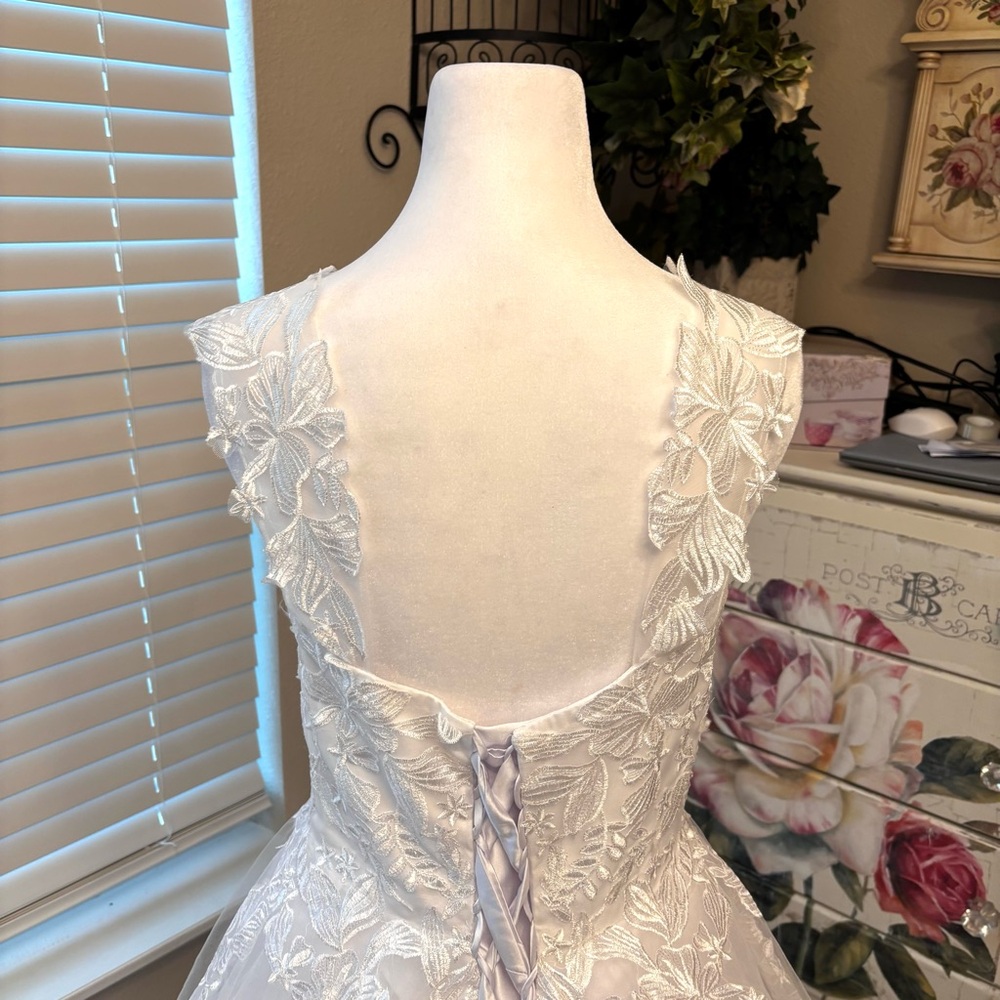 NEW White Wedding Dress, Wedding Dress with Train, Dress with Appliqués, Size LG - Picture 7 of 15